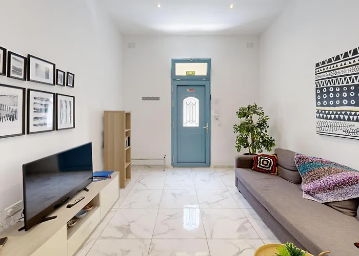 Seaside Apartment Steps Away From The Sea