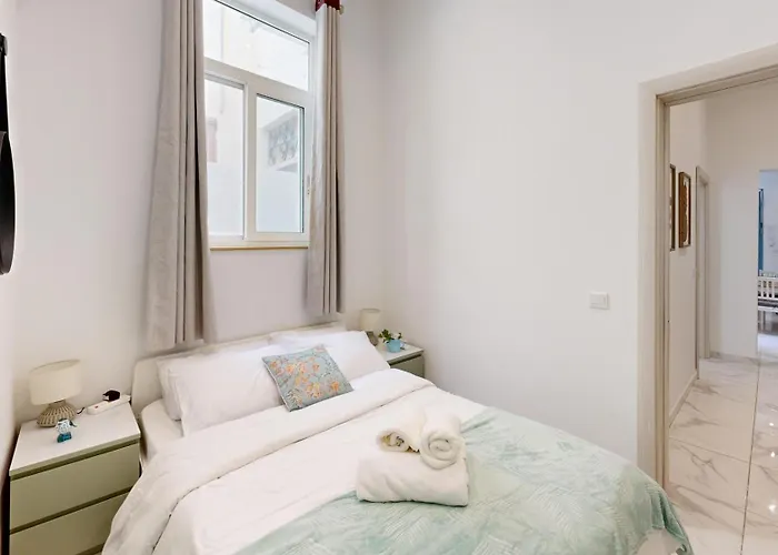 Seaside Apartment Steps Away From The Sea